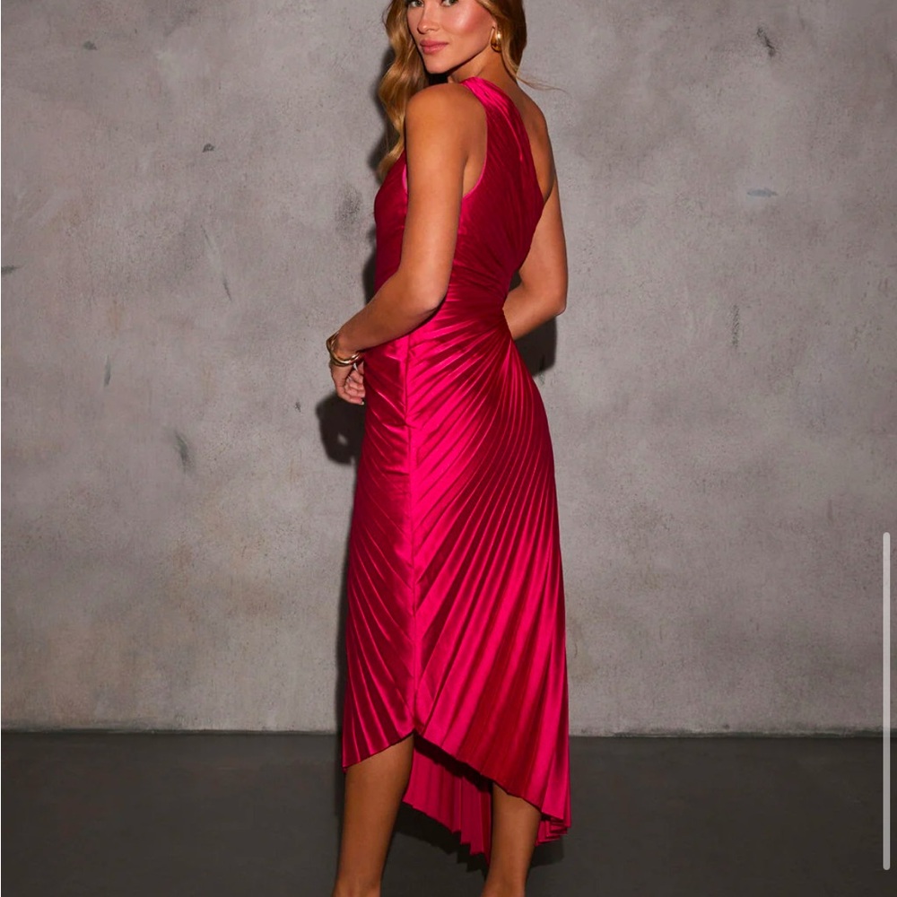 Elegant One-Shoulder Satin Red Dress - Picture 3 of 5